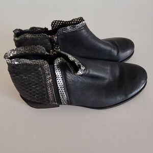 Felmini moto biker side zipper leather black & metallic ankle booties